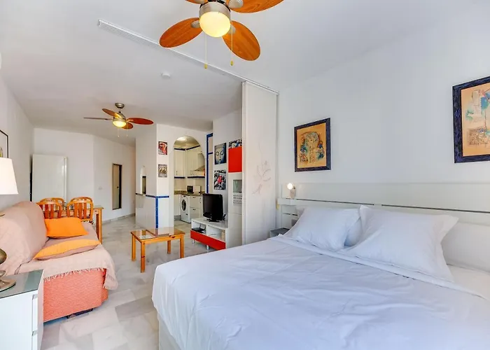 Homeforguest Bright In La Carihuela Near The Lägenhet Torremolinos