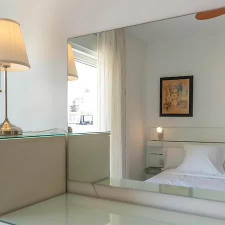 Homeforguest Bright In La Carihuela Near The 托雷莫利诺斯